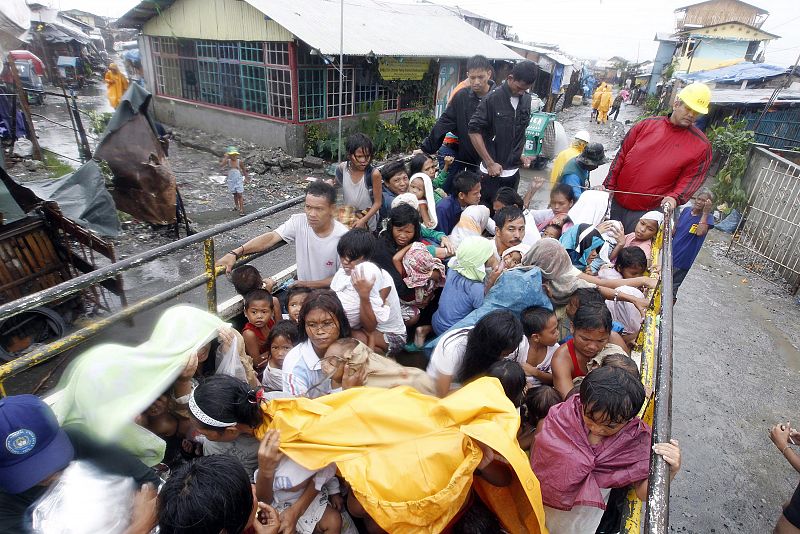 Familias evacuadas de un barrio marginal de Manila