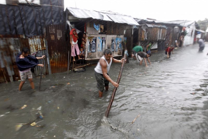 Residentes comienzan los trabajos de limpieza en las chabolas de Baseco en Manila, Filipinas