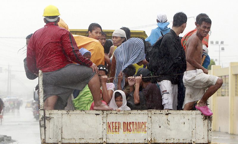 Una imagen de filipinos durante la evacuación de chabolas en Baseco