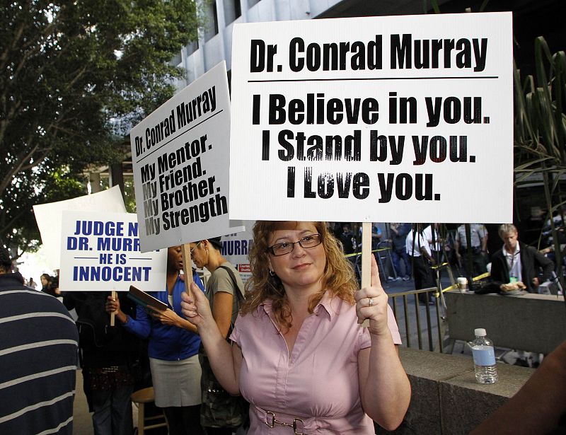 Stacey Ruggles, de 44 años y que trabajó durante 16 años con Conrad Murray, defiende la inocencia del médico "Yo estaba con él al teléfono el día en que Michael Jackson murió ".