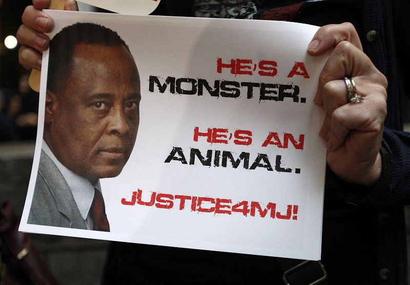 Un fan de Michael Jackson muestra un cartel en contra del doctor Conrad Murray