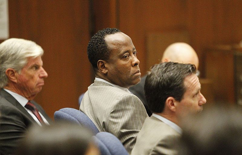 Conrad Murray escuchando los cargos de los que se le acusa