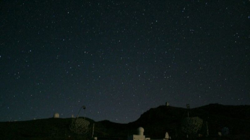 Cielo nocturno sobre el observatorio del Roque de los muchachos en la isla de La Palma