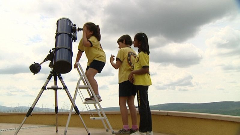 Los escolares aprenden aquí a mirar al cielo