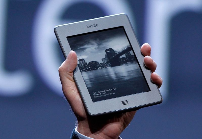 Kindle Touch, uno de los nuevos modelos del e-book de Amazon. Esta renovada versión de su lector de libros electrónicos no lleva teclado.