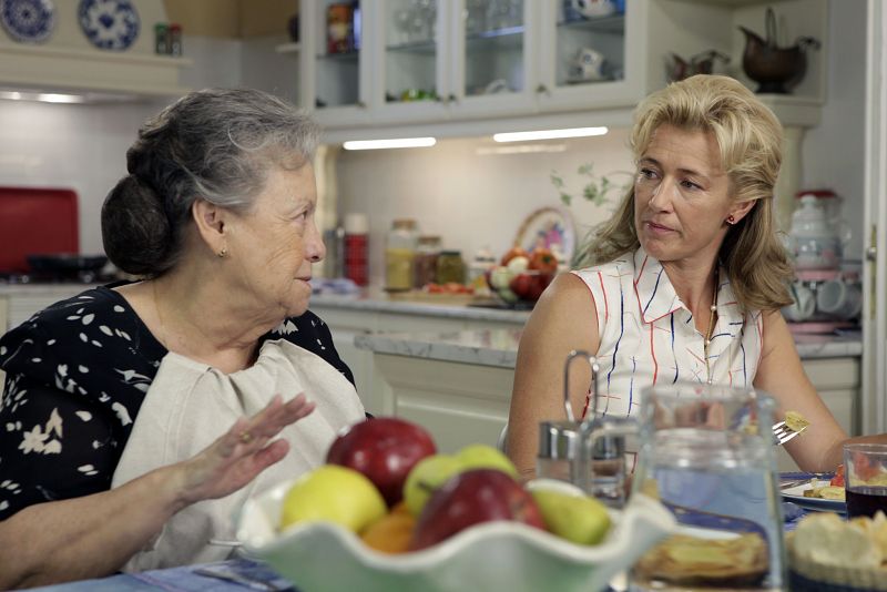 A pesar de que comenzó su nueva etapa laboral muy ilusionada, Merche comienza a darse cuenta de que su trabajo en la inmobiliaria no es tan ideal. Además, las deudas se le acumulan e incluso le cuesta mantener la peluquería, a la que cada vez acuden