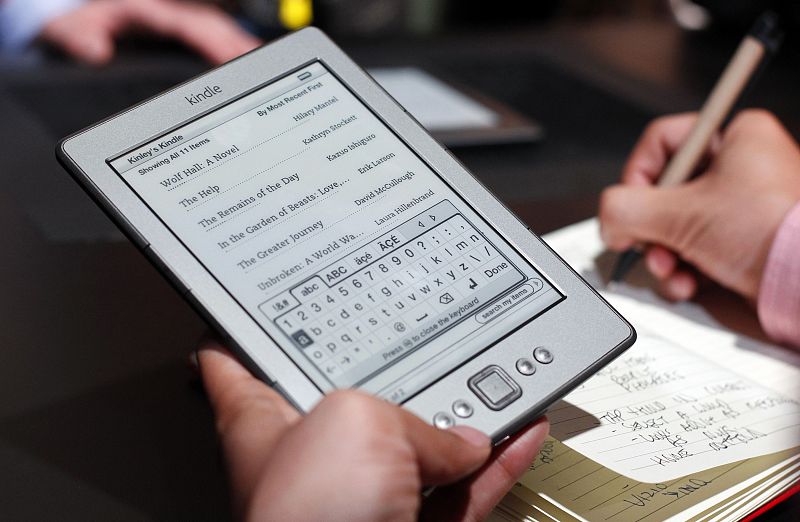 Un reportero prueba la versión mejorada del Kindle. Este nuevo lector costará 79 dólares