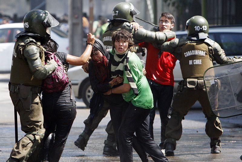 Los manifestantes son arrestados por la policía en la protesta por el sistema de gobierno