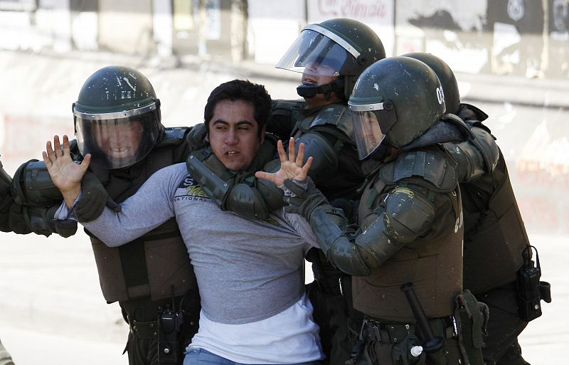 Un estudiante es detenido por la policía en el transcurso de las protestas por el sistema educativo chileno