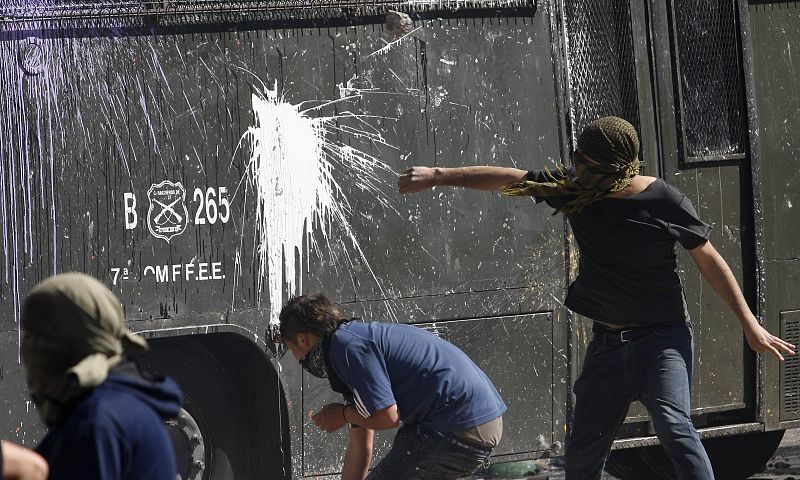 Los manifestantes se enfrentan a la policía en las manifestaciones en las que piden una educación gratuita