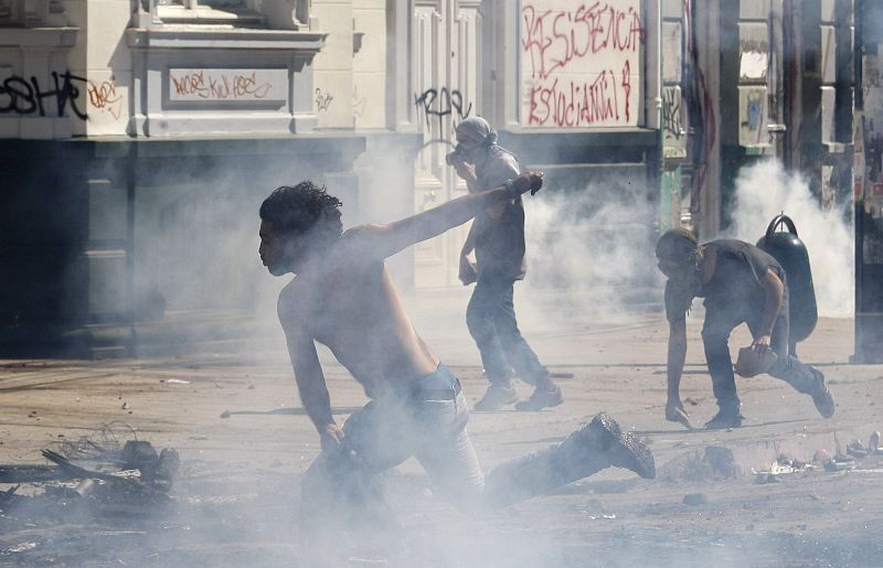 Entre humos y ataques con piedras transcurren las últimas manifestaciones de los estudiantes chilenos