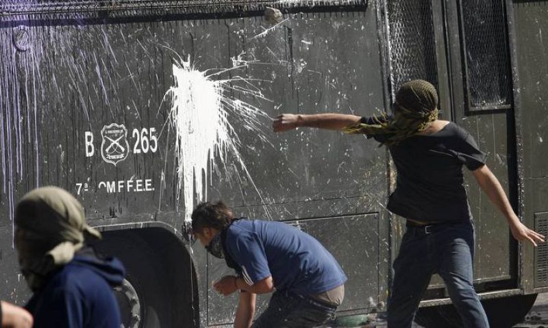 Los manifestantes se enfrentan a la policía en las manifestaciones en las que piden una educación gratuita