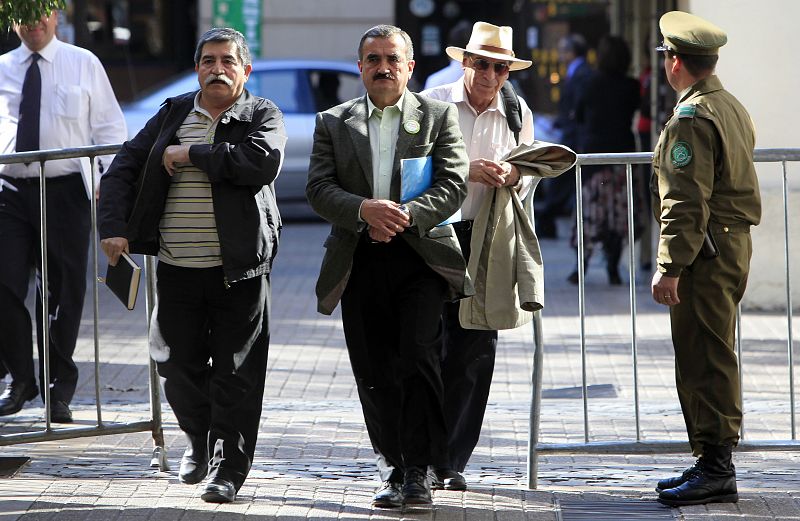 EL presidnete del COlegio de Directores, Jaime Gajardo, llegando al Ministerio de Educación