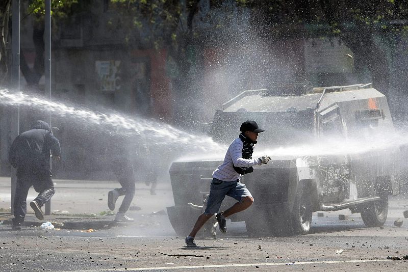 Los antidisturbios desalojan a los manifestantes con mangueras a presión