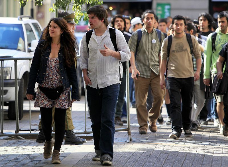 Los líderes estudiantes y otros dirigentes del profesorado llegando al Ministerio de Educación para mantener una reunión con el titular de esta cartera