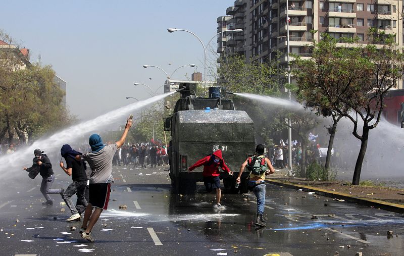 Los manifestant5es lanzan piedras a los vehículos antidisturbios