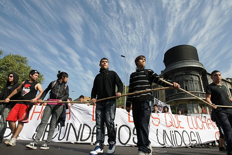 Cientos de manifestantes participan en la marcha durante el paro nacional convocado por los estudiantes de Santiago de Chile