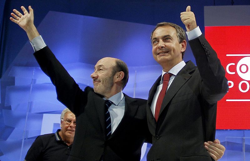 Zapatero y Rubalcaba recibiendo el apoyo de sus compañeros