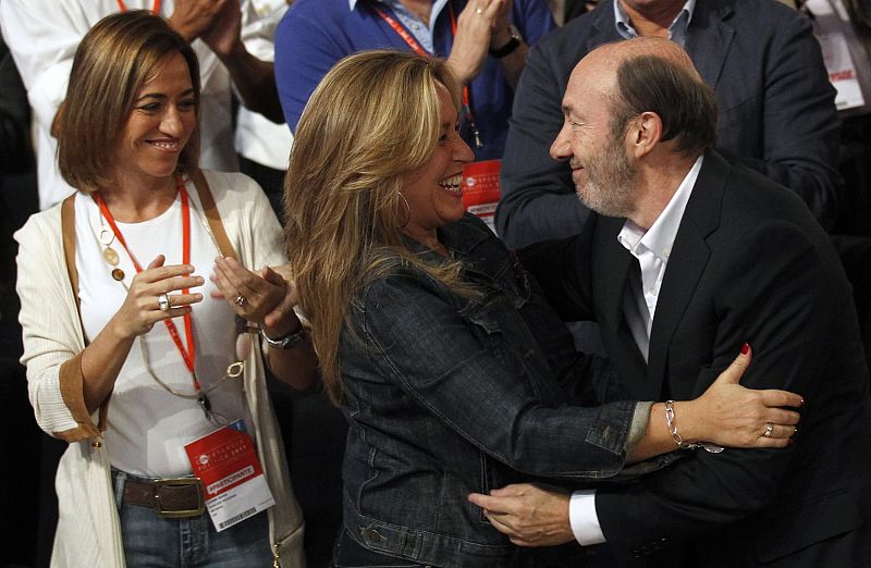 Spain's Socialist prime ministerial candidate Rubalcaba embraces Foreign Minister Jimenez in front of Defense Minister Chacon during the PSOE political conference in Madrid