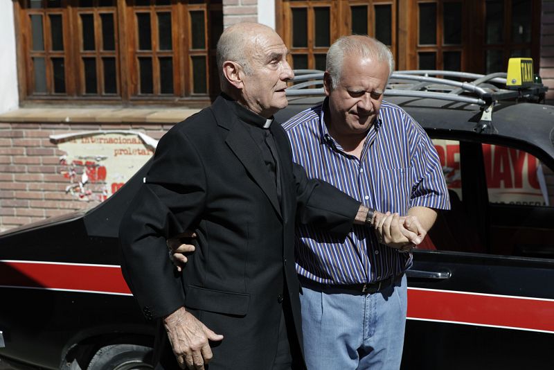 Paquita también quiere cambiar de aires. El trabajo en el bar le agobia, así que quiere dedicarse al taxi. Eso sí, empieza con mal pie: atropellando al padre Froilán.