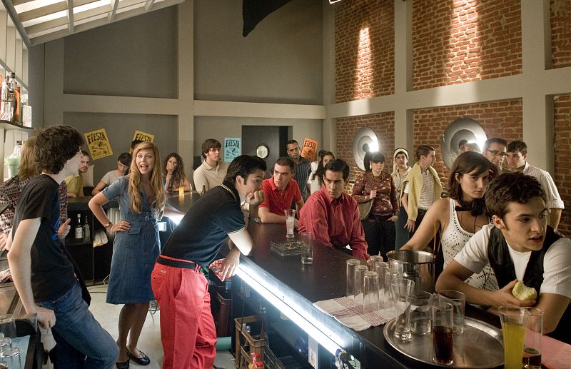 A pesar de la pelea entre punkies y estudiantes de ICADE durante la inauguración, el Fly Bar sigue llenándose de gente. El negocio de Carlos y Felipe funciona a la perfección.