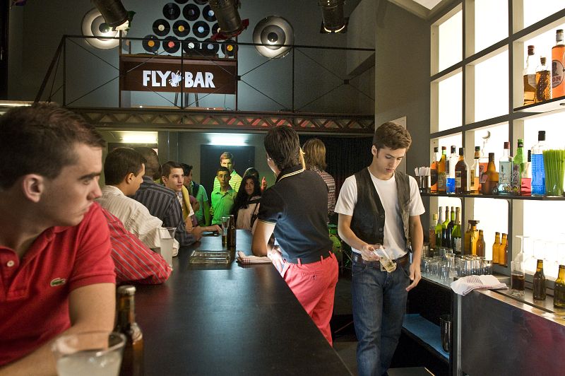 A Carlos parece no afectarle la crisis. Finalmente ha abierto el Fly Bar, el local de copas que tiene a medias con Felipe.