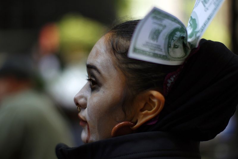 Una de las manifestantes disfrazada de "zombie"