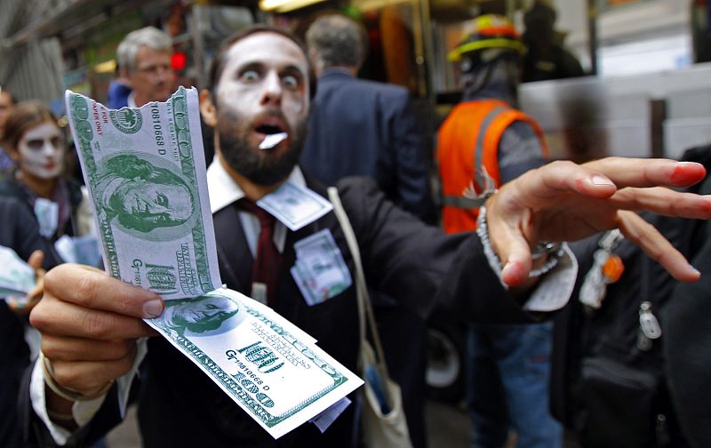 Uno de los "zombies" corporativos marcha por las calles de Nueva York