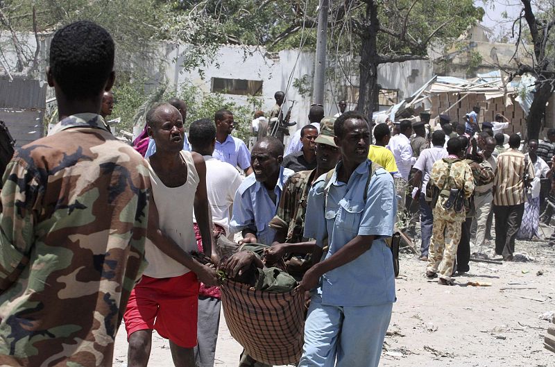 Evacúan a un herido del lugar del atentado suicida en Mogadiscio, capital de Somalia