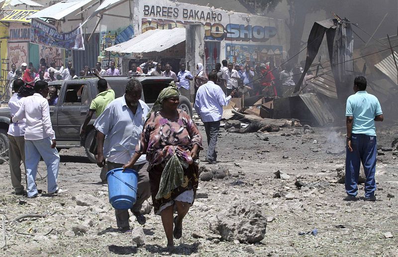 Vecinos de Mogadiscio acuden al lugar de la explosión, en un complejo gubernamental