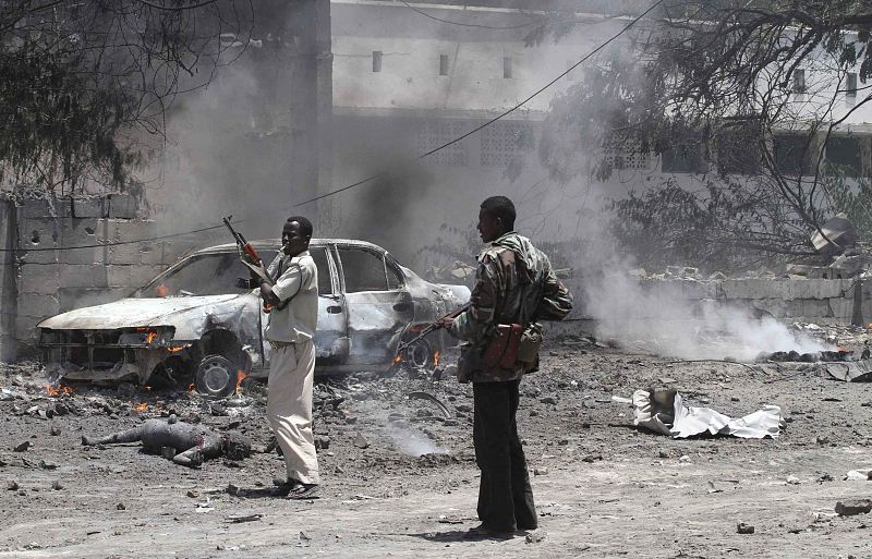 Soldados del gobierno provisional han disparado al aire para dispersar a la multitud tras la explosión