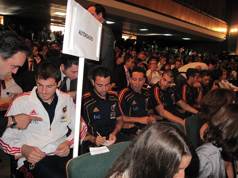 Los jugadores de la selección española de fútbol, Casillas, Xavi o Cazorla, firmando autógrafos antes del comienzo de la ceremonia de entrega de las Reales Ordenes al Mérito Deportivo.