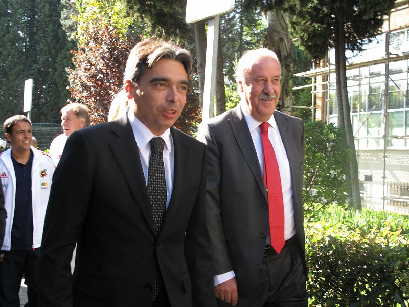 El secretario de Estado para el Deporte, Albert Soler, junto al seleccionador nacional de fútbol, Vicente del Bosque, a su entrada al acto de entrega de las Reales Ordenes al Mérito Deportivo.