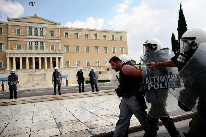 La policía detiene a un manifestante frente al Parlamento de Grecia