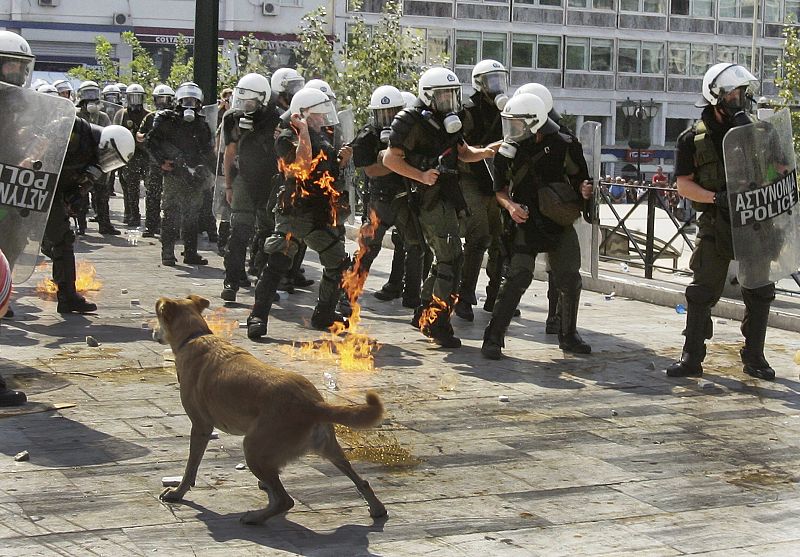 La policía intenta evitar los cócteles molotov que han lanzado los manifestantes