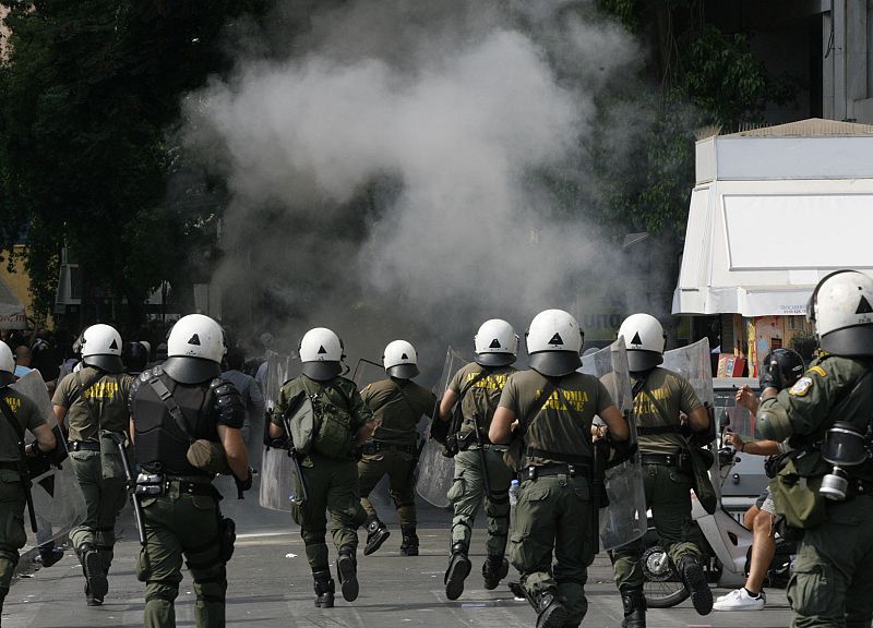 Policía antidisturbios responde con gases lacrimógenos durante la manifestación en Atenas