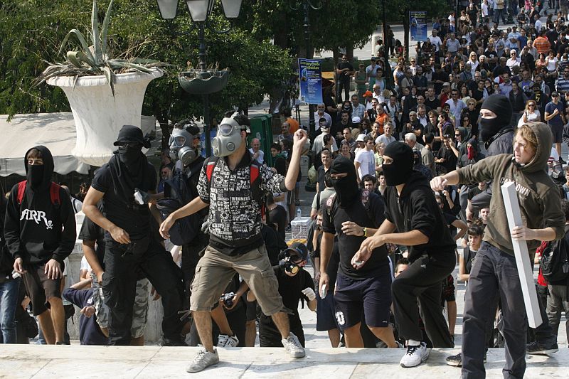 Los manifestantes han lanzando piedras contra la policía