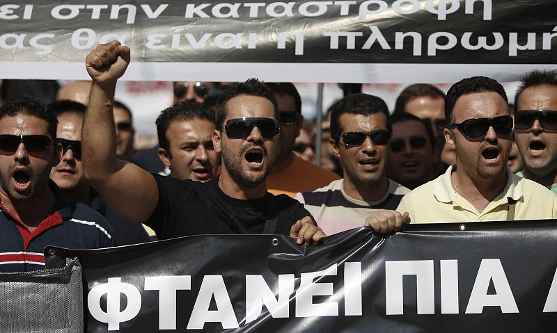 Manifestantes marchan durante las protestas contra las medidas de austeridad, en el centro de Atenas