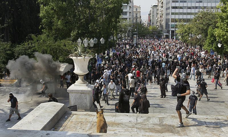 Aspecto de la plaza Sintagma de Atenas durante los enfrentamientos entre manifestantes y policía