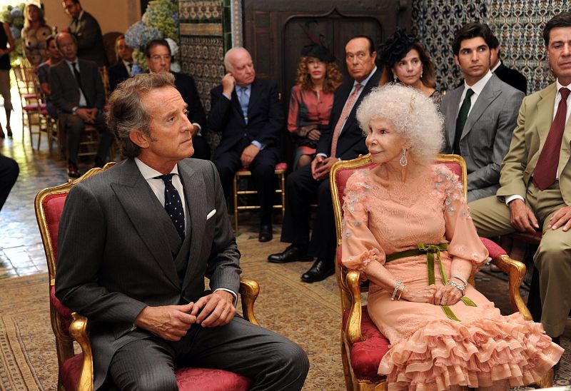 La duquesa de Alba y Alfonso Díez durante la ceremonia en el Palacio de las Dueñas en Sevilla - Boda de la duquesa de Alba