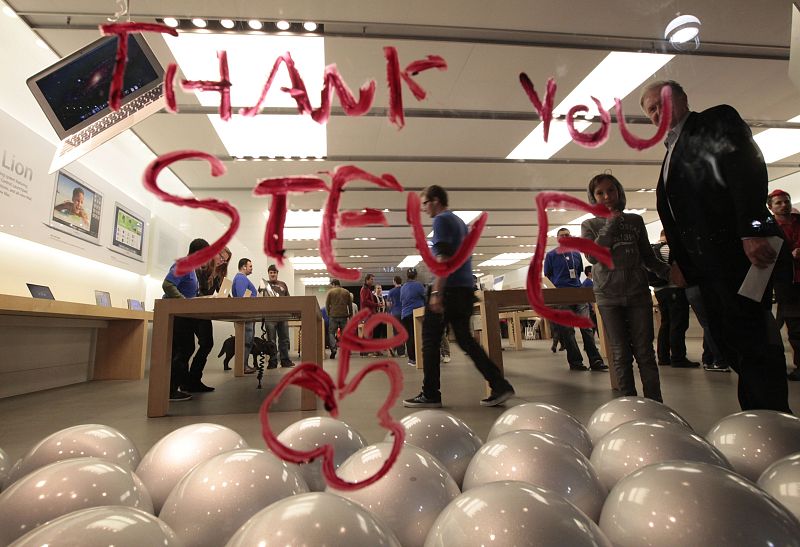 Un mensaje en homenaje al fundador de Apple escrito con barra de labios en el cristal de una tienda en California.