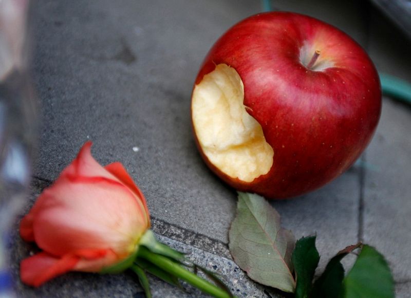 Una manzana y una rosa para despedir a Steve Jobs