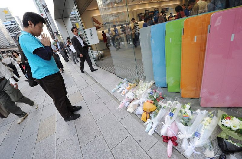 Un ciudadano japonés reza en memoria de Steve Jobs delante de una Apple Store