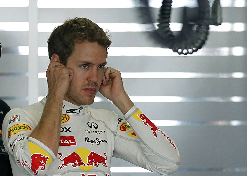 Sebastian Vettel se pone los tapones antes de salir a competir en este Mundial de Fórmula 1 2011.