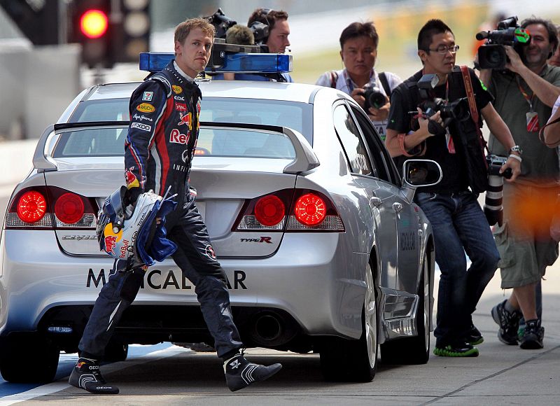 El piloto alemán Sebastian Vettel de la escudería Red Bull también ha tenido sus incidentes. En la imagen sale del auto de atención médica tras estrellarse, eso sí, en los primeros libres del circuito de Suzuka.