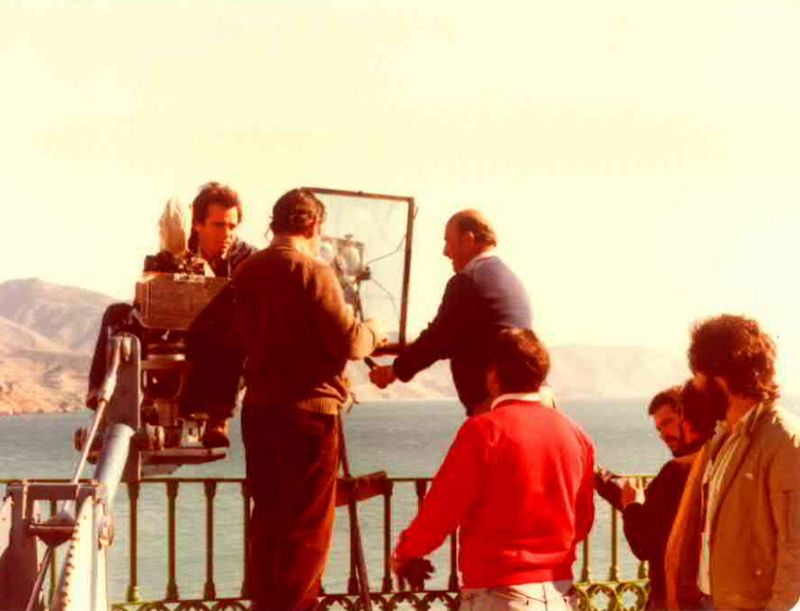 Verano azul: Grúa en el Balcón de Europa, frente al mar Mediterráneo