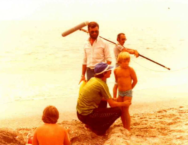 Verano azul: El ayudante de realización Teo Merchán, ya fallecido, da instrucciones a Tito en la playa