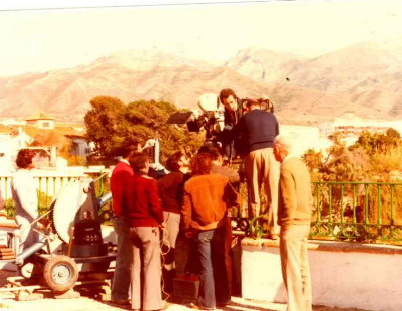 Verano azul: Rodaje en el balcón de Europa, con las montañas al fondo.
