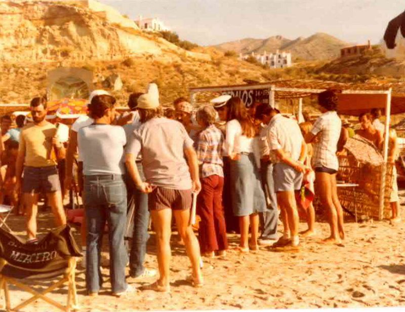 Verano azul: Rodaje en la playa, con la silla de Antonio Mercero en primer término