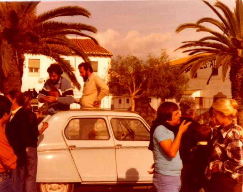 Verano azul: María Garralón conversa con un técnico de sonido durante un rodaje en el Balcón de Europa